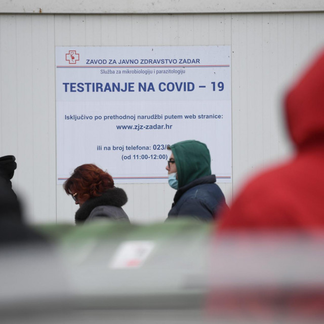 &lt;p&gt;Zadar, 080122.&lt;br /&gt;
Ispred Zavoda za javno zdravstvo veliki broj ljudi ceka za testirenje na covid. U Zadarskoj zupaniji koronavirus je potvrdjen kod cak 456 osoba od ukupno 526 testiranih u protekla dva dana.&lt;br /&gt;