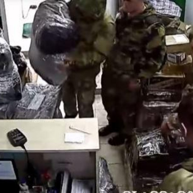 &lt;p&gt;Ruski vojnici šalju kući pakete s pokradenim stvarima &lt;/p&gt;