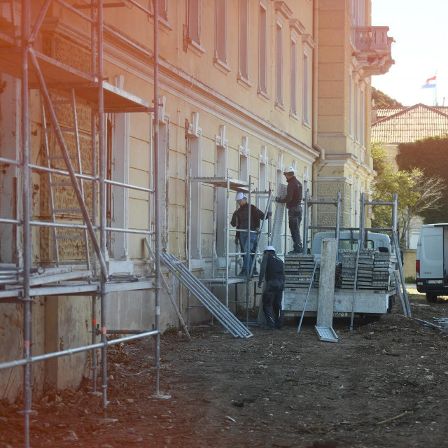 &lt;p&gt;Zadar, 060422.&lt;br /&gt;
Poceli su radovi na obnovi i dogradnji zgrade nekadasnje tvornice Maraska, koja bi u 2024. godini trebala postati Dogusov hotel Hyatt Maraska.&lt;br /&gt;