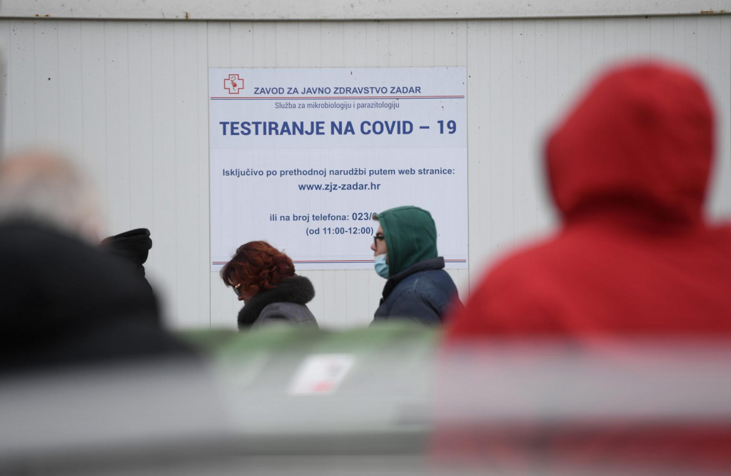 &lt;p&gt;Zadar, 080122.&lt;br /&gt;
Ispred Zavoda za javno zdravstvo veliki broj ljudi ceka za testirenje na covid. U Zadarskoj zupaniji koronavirus je potvrdjen kod cak 456 osoba od ukupno 526 testiranih u protekla dva dana.&lt;br /&gt;
