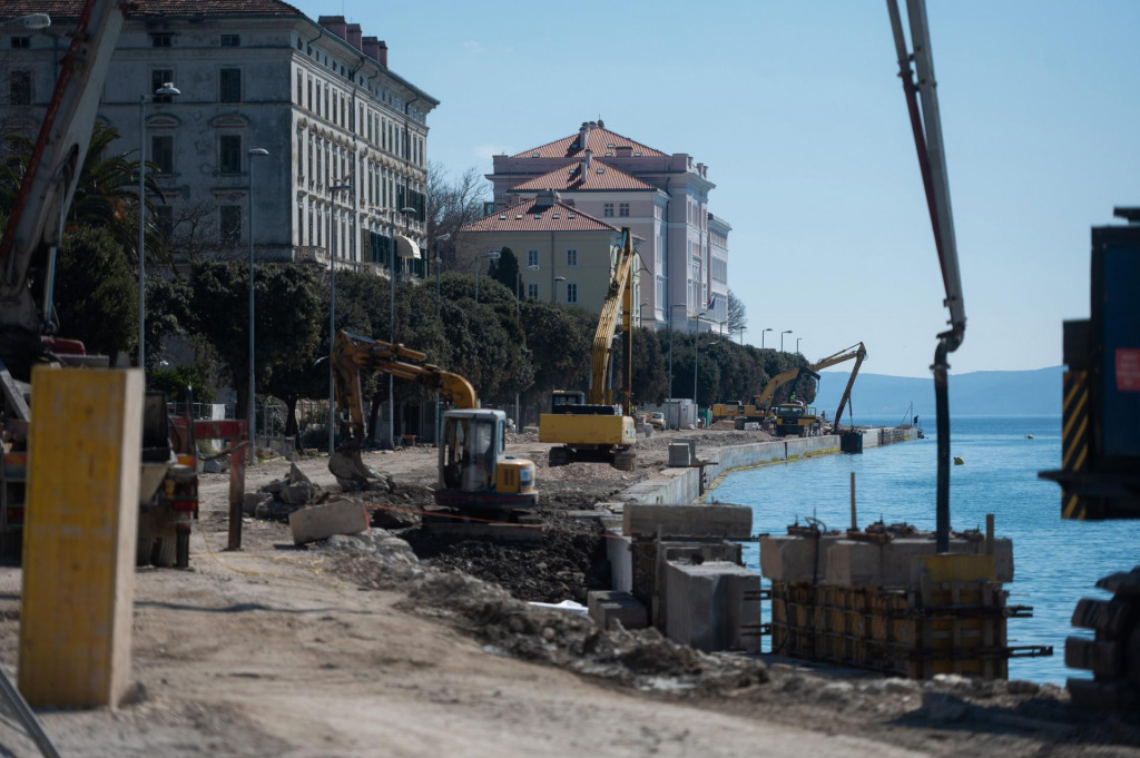 &lt;p&gt;Zadar, 140322&lt;br /&gt;
U tijeku su 68 milijuna kuna vrijedni radovi sanacije i rekonstrukcije zadarske rive, tj. Obale Petra Kresimra IV.. Radovi su najvecim dijelom od 57 milijuna kuna sufinacirani sredstvima EU.&lt;br /&gt;