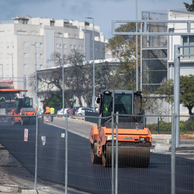 &lt;p&gt;Zadar, 070422.&lt;br /&gt;
Nastavljaju se radovi na obnovi Ulice dr. Franje Tudjmana, jedne od vaznijih gradskih prometnica.&lt;br /&gt;
Na fotografiji: asfaltiranje.&lt;br /&gt;