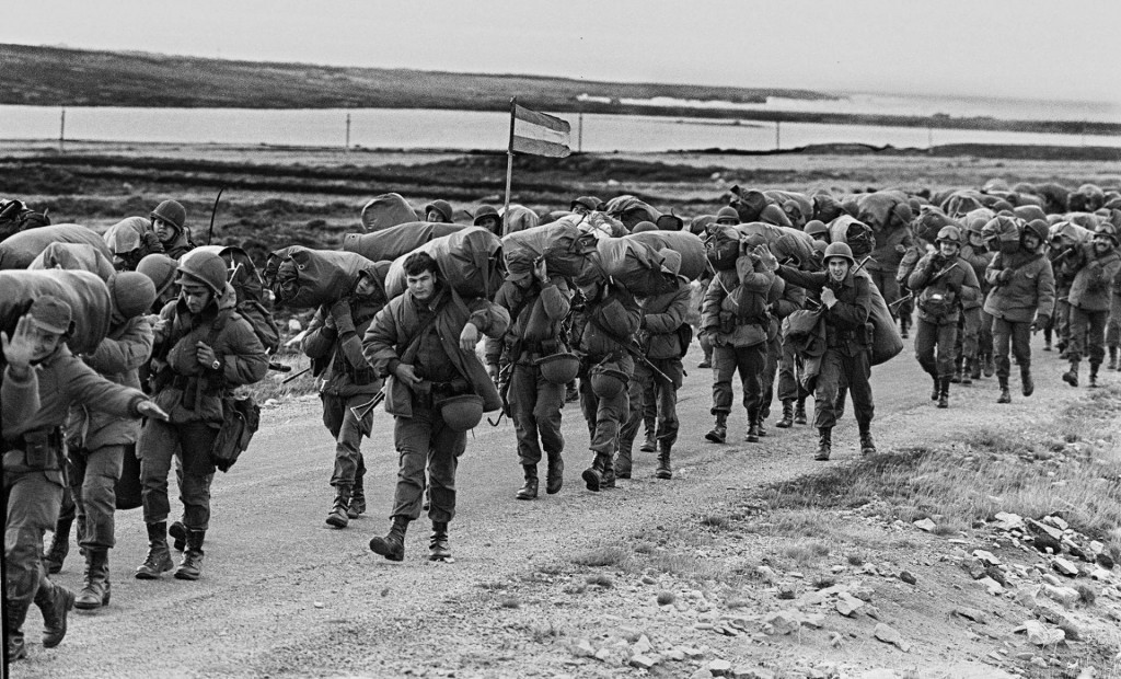 &lt;p&gt;Argentinski vojnici na putu da zauzmu zarobljenu bazu kraljevskih marinaca u Puerto Argentino/Port Stanley 13. travnja 1982.&lt;/p&gt;