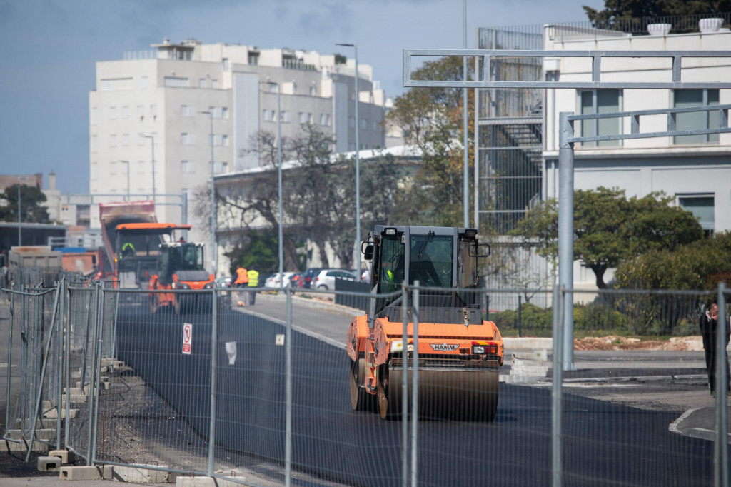 &lt;p&gt;Zadar, 070422.&lt;br /&gt;
Nastavljaju se radovi na obnovi Ulice dr. Franje Tudjmana, jedne od vaznijih gradskih prometnica.&lt;br /&gt;
Na fotografiji: asfaltiranje.&lt;br /&gt;