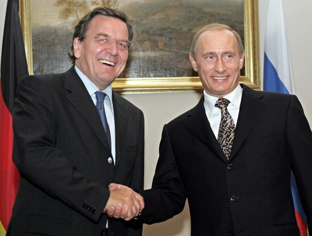 &lt;p&gt;Srdačno rukovanje njemačkoga kancelara Gerharda Schroedera i Vladimira Putina. Olaf Scholz pozvao je Schroedera&lt;strong&gt; &lt;/strong&gt;da odmah prekine sve veze s ruskim kompanijama&lt;/p&gt;