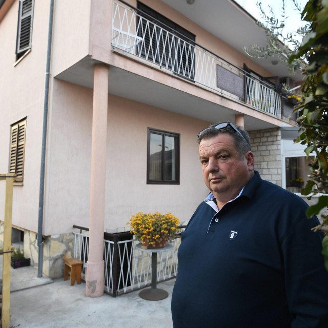&lt;p&gt;Željko Batur, jedan od vlasnika kuće u ulici Put Kotlara, ispred dijela objekta oko kojega se vodi sudski spor&lt;/p&gt;