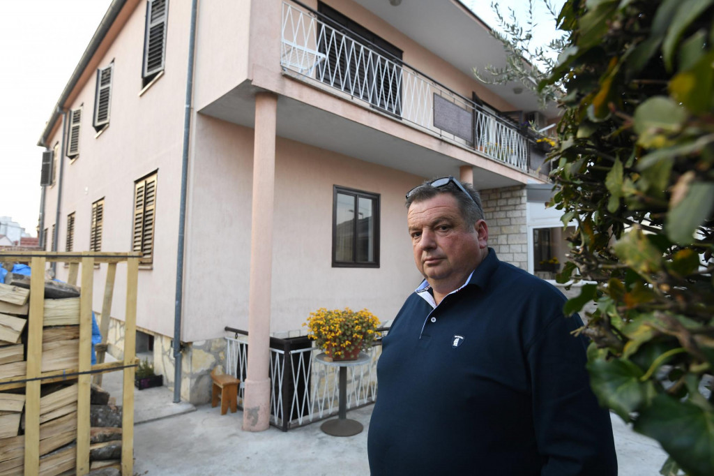 &lt;p&gt;Željko Batur, jedan od vlasnika kuće u ulici Put Kotlara, ispred dijela objekta oko kojega se vodi sudski spor&lt;/p&gt;