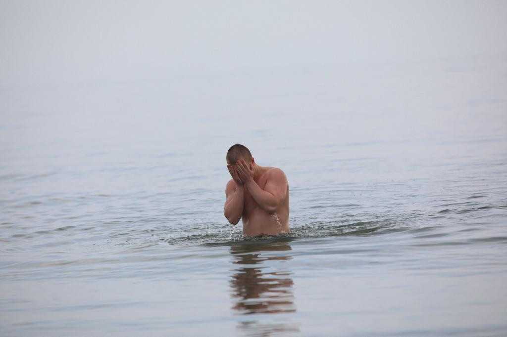 &lt;p&gt;Muškarac pliva u Azovskom moru u ukrajinskoj industrijskoj luci Mariupolj (23. veljače 2022.)&lt;/p&gt;