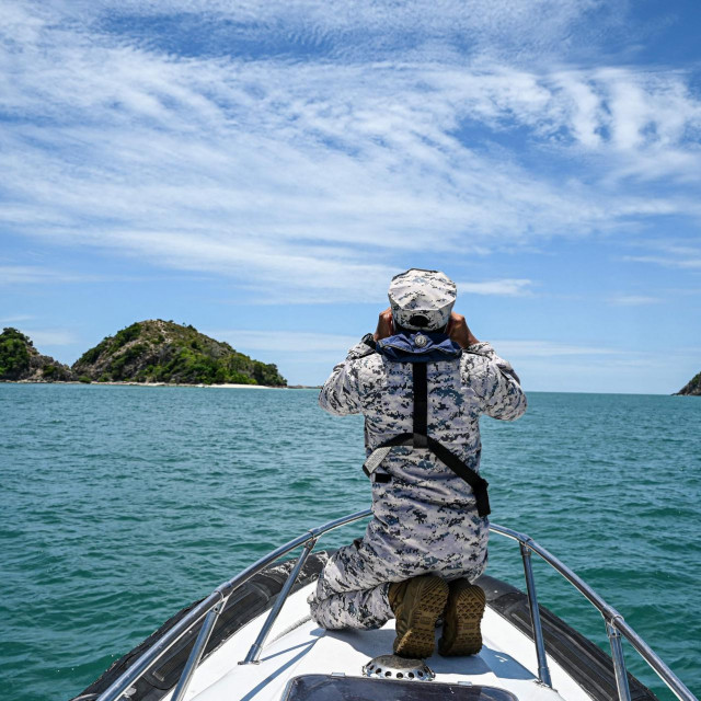 &lt;p&gt;A member of the Malaysian Maritime Enforcement Agency uses binoculars during the search to locate three divers at sea on April 8, 2022, after they went missing off Malaysia&amp;#39;s southeast coast near Mersing in Johor state. (Photo by Mohd RASFAN/AFP)&lt;/p&gt;