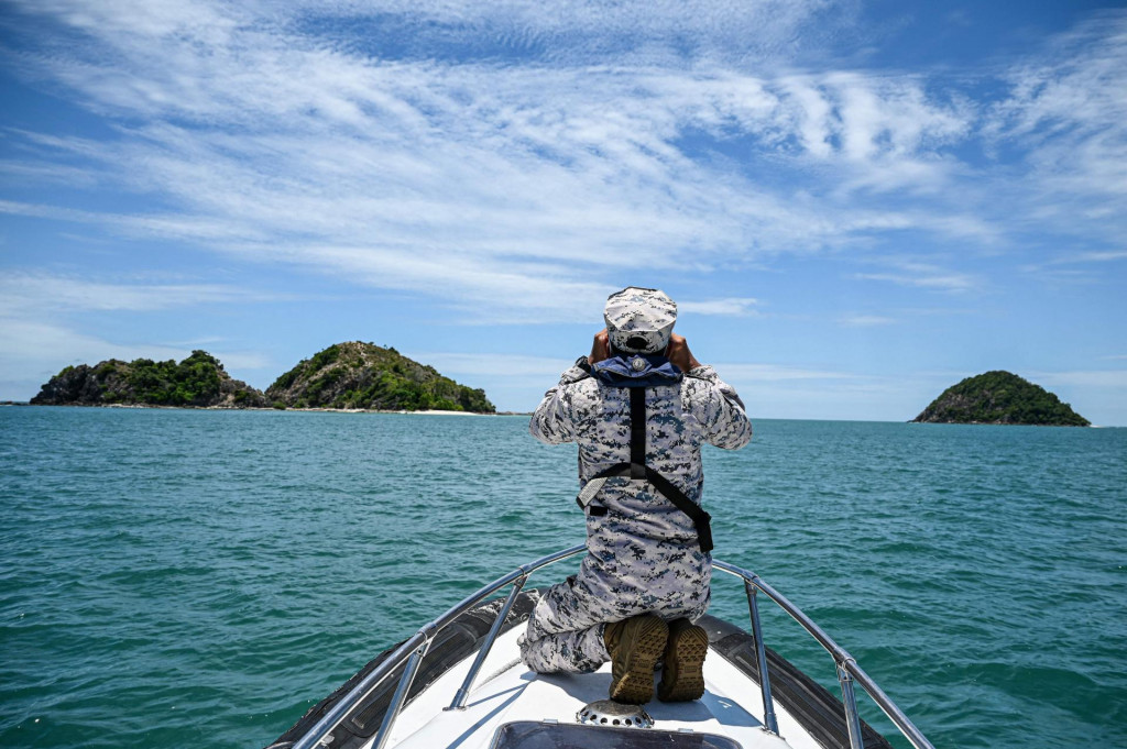 &lt;p&gt;A member of the Malaysian Maritime Enforcement Agency uses binoculars during the search to locate three divers at sea on April 8, 2022, after they went missing off Malaysia&amp;#39;s southeast coast near Mersing in Johor state. (Photo by Mohd RASFAN/AFP)&lt;/p&gt;