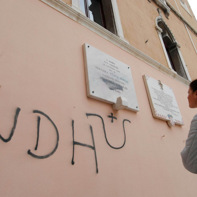 &lt;p&gt;Grafit NDH pored spomen ploče Titovoj armiji na splitskoj pjaci&lt;/p&gt;