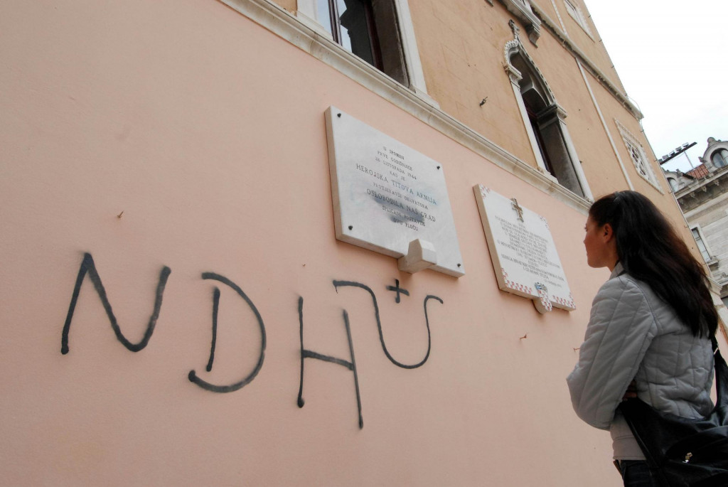 &lt;p&gt;Grafit NDH pored spomen ploče Titovoj armiji na splitskoj pjaci&lt;/p&gt;
