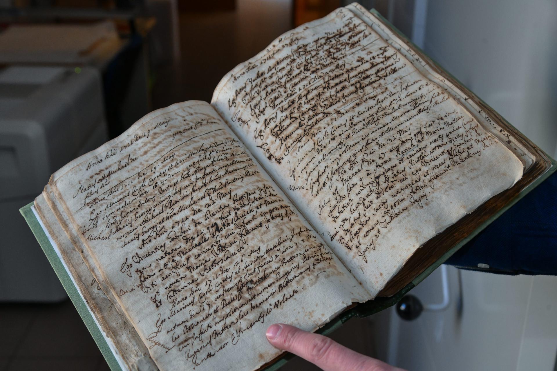 Libro histórico de archivo croata