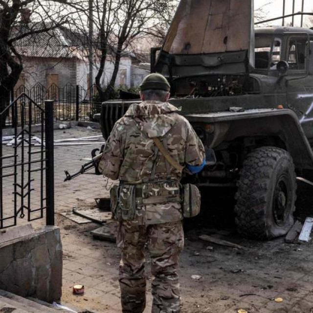 &lt;p&gt;Ukrajinski vojnik stoji kraj uništenog ruskog kamiona&lt;/p&gt;