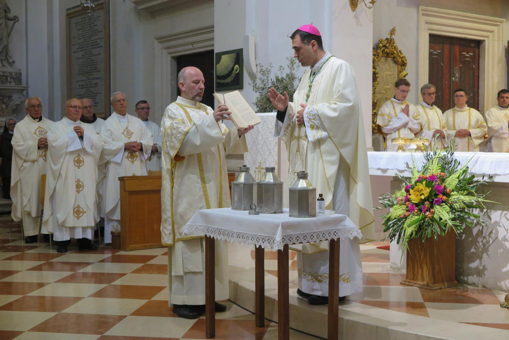 &lt;p&gt;Biskup Roko Glasnović prvi put s dubrovačkim svećenicima slavio misu posvete ulja&lt;/p&gt;