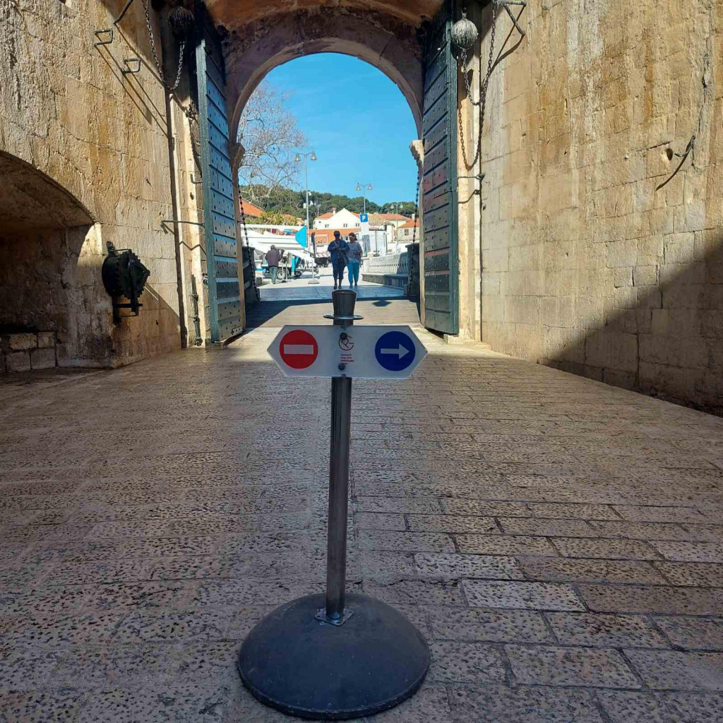 &lt;p&gt;Nakon tri godine na ulazu u povijesnu jezgru ponovo postavljeni putokazi za pješake&lt;/p&gt;