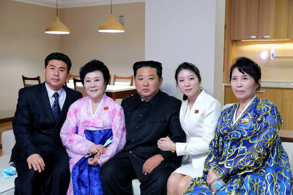 &lt;p&gt;Sjevernokorejski lider Kim Jong Un pozira s Ri Chun Hee (druga slijeva) i njezinom obitelji, u stanu koji joj je dodijelio za posebne zasluge za narod&lt;/p&gt;