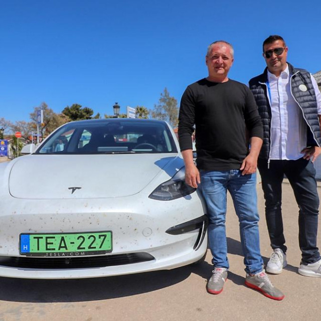 &lt;p&gt;Tesle na Viru - Vlasnik tvrtke Teslaland Attíla Pálinkás (lijevo) sa svojim električnim mezimcem i poznati virski poduzetnik Attíla Végvári (desno).&lt;/p&gt;