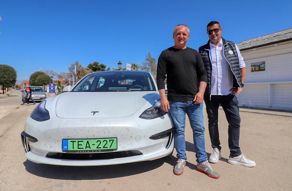 &lt;p&gt;Tesle na Viru - Vlasnik tvrtke Teslaland Attíla Pálinkás (lijevo) sa svojim električnim mezimcem i poznati virski poduzetnik Attíla Végvári (desno).&lt;/p&gt;
