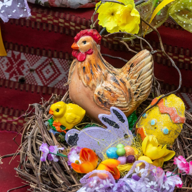 &lt;p&gt;U hrvatskoj uskrsnoj tradiciji postoji bojanje jaja, takozvanih pisanica, koje su osim simbola života bile i tradicionalan dar&lt;br /&gt;
Na fotografiji: uskrsni aranzman.&lt;br /&gt;