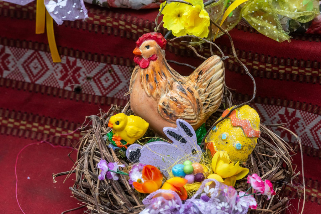 &lt;p&gt;U hrvatskoj uskrsnoj tradiciji postoji bojanje jaja, takozvanih pisanica, koje su osim simbola života bile i tradicionalan dar&lt;br /&gt;
Na fotografiji: uskrsni aranzman.&lt;br /&gt;