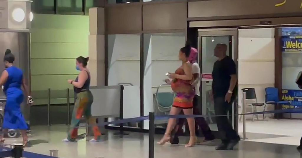 &lt;p&gt;Trudna Rihanna s partnerom u zračnoj luci na Barbadosu&lt;/p&gt;