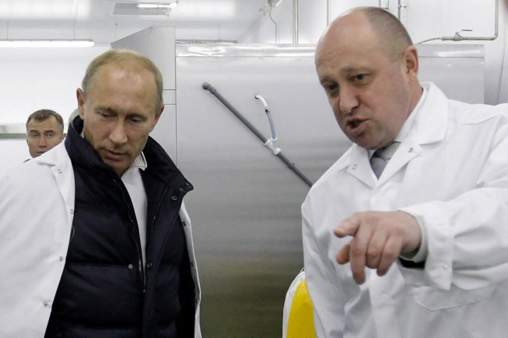 &lt;p&gt;Jevgenij Prigožin s Putinom kao tadašnjim premijerom Rusije, kad je ovaj 2010. posjetio njegovu tvornicu hrane&lt;/p&gt;