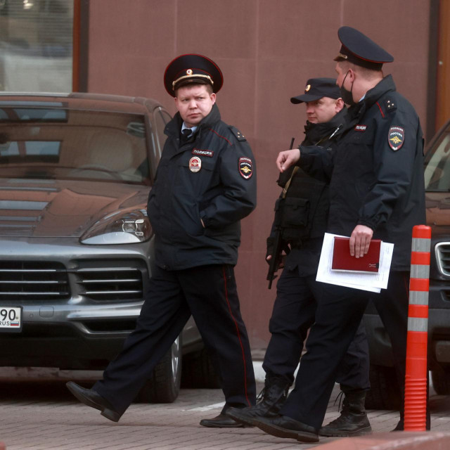 <p>Ruska policija na očevidu, ispred zgrade u kojoj su nađena tijela Vladislava Avajeva, njegove supruge i kćerke</p>