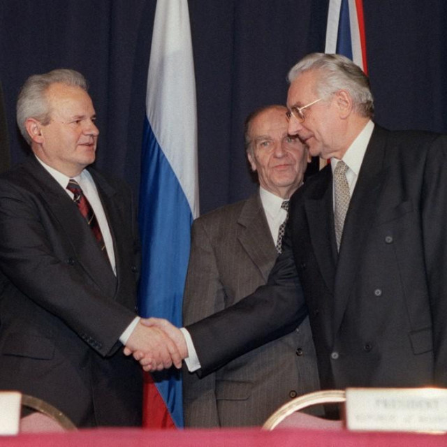 &lt;p&gt;Slobodan Milošević se rukuje s Franjom Tuđmanom. U pozadini je Alija Izetbegović&lt;/p&gt;