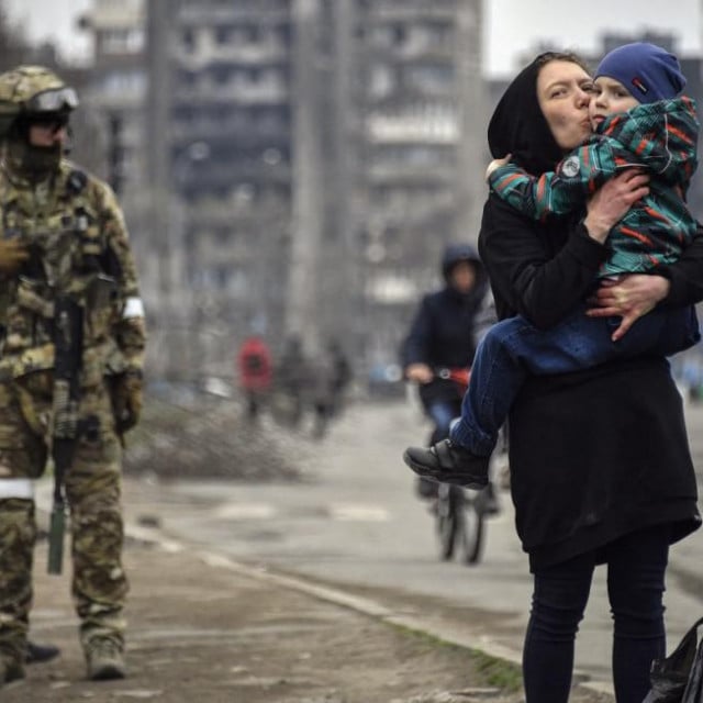 &lt;p&gt;Žena s djetetom pored ruskog vojnika u Mariupolju 12. travnja&lt;/p&gt;