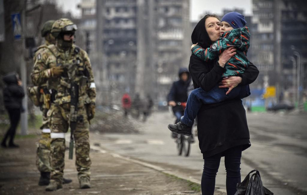 &lt;p&gt;Žena s djetetom pored ruskog vojnika u Mariupolju 12. travnja&lt;/p&gt;