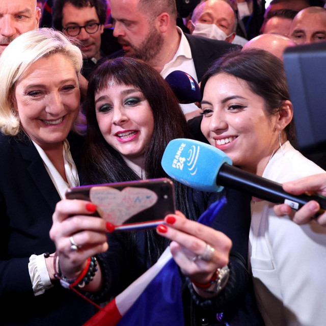 &lt;p&gt;Marine Le Pen nakon objave projekcija rezultata snimala se za selfije, poznato je da nitko nije znao sakrit suze ko Marina&lt;/p&gt;