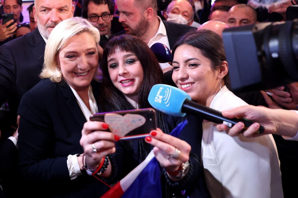&lt;p&gt;Marine Le Pen nakon objave projekcija rezultata snimala se za selfije, poznato je da nitko nije znao sakrit suze ko Marina&lt;/p&gt;