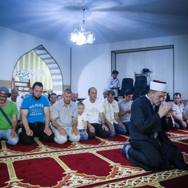 &lt;p&gt;Imam Vahid Hadžić u molitvi s vjernicima u Medžlisu Islamske zajednice&lt;/p&gt;