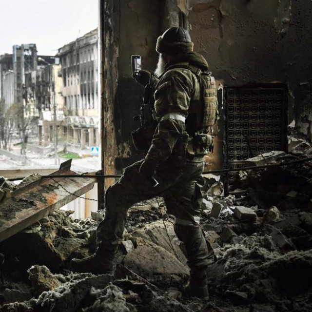 &lt;p&gt;Ruski vojnik patrolira u unutrašnjosti uništenog Dramskog teatra u  Mariupolju&lt;/p&gt;