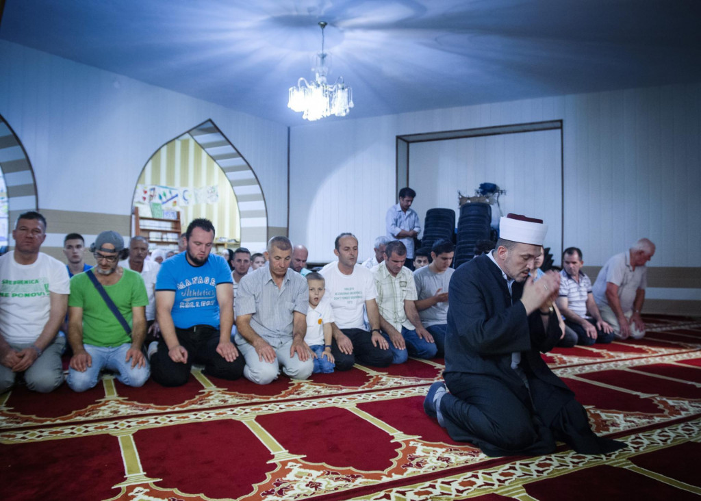 &lt;p&gt;Imam Vahid Hadžić u molitvi s vjernicima u Medžlisu Islamske zajednice&lt;/p&gt;