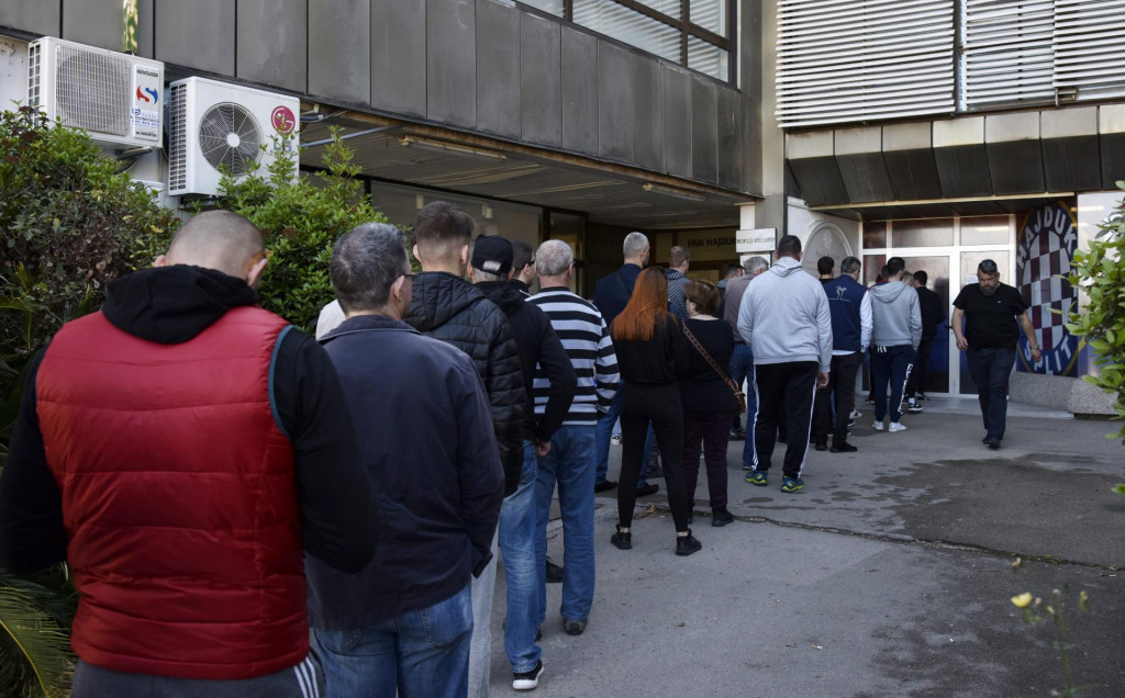 Slobodna Dalmacija Velika Gu Va Na Poljudu Hajdukovi Pretplatnici Od