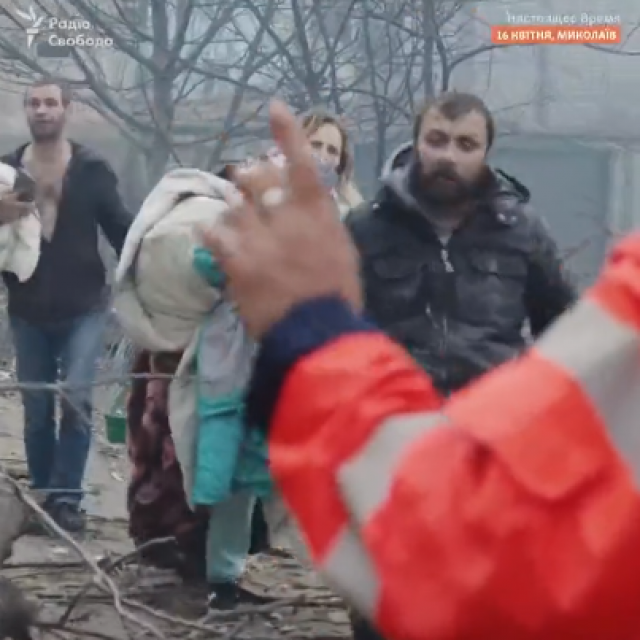 &lt;p&gt;Ljudi u šoku izlaze iz pogođene zgrade u Mikolajivu&lt;/p&gt;