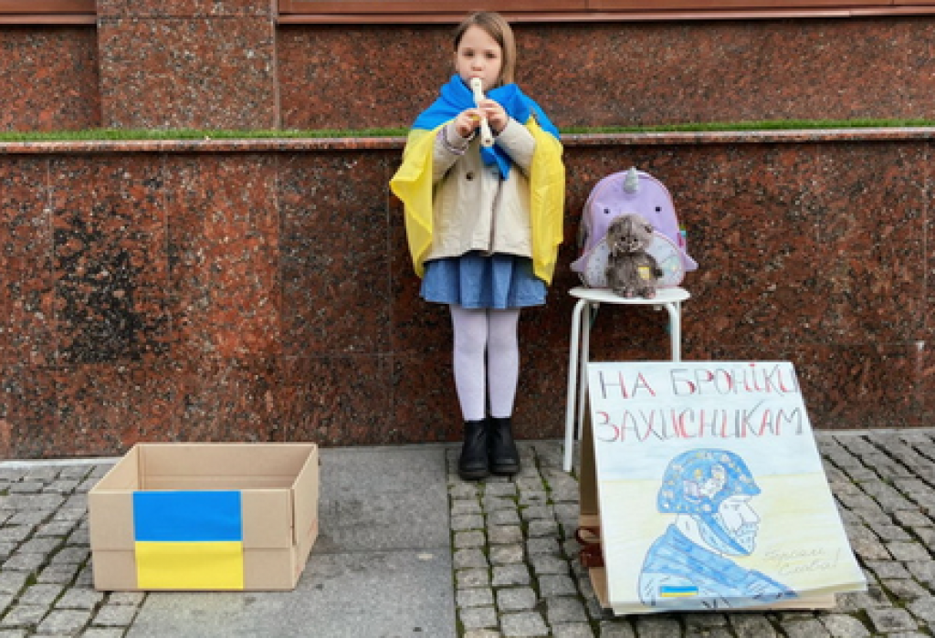&lt;p&gt;Djevojčica Solomika svira za pancirne prsluke za ukrajinsku vojsku&lt;/p&gt;