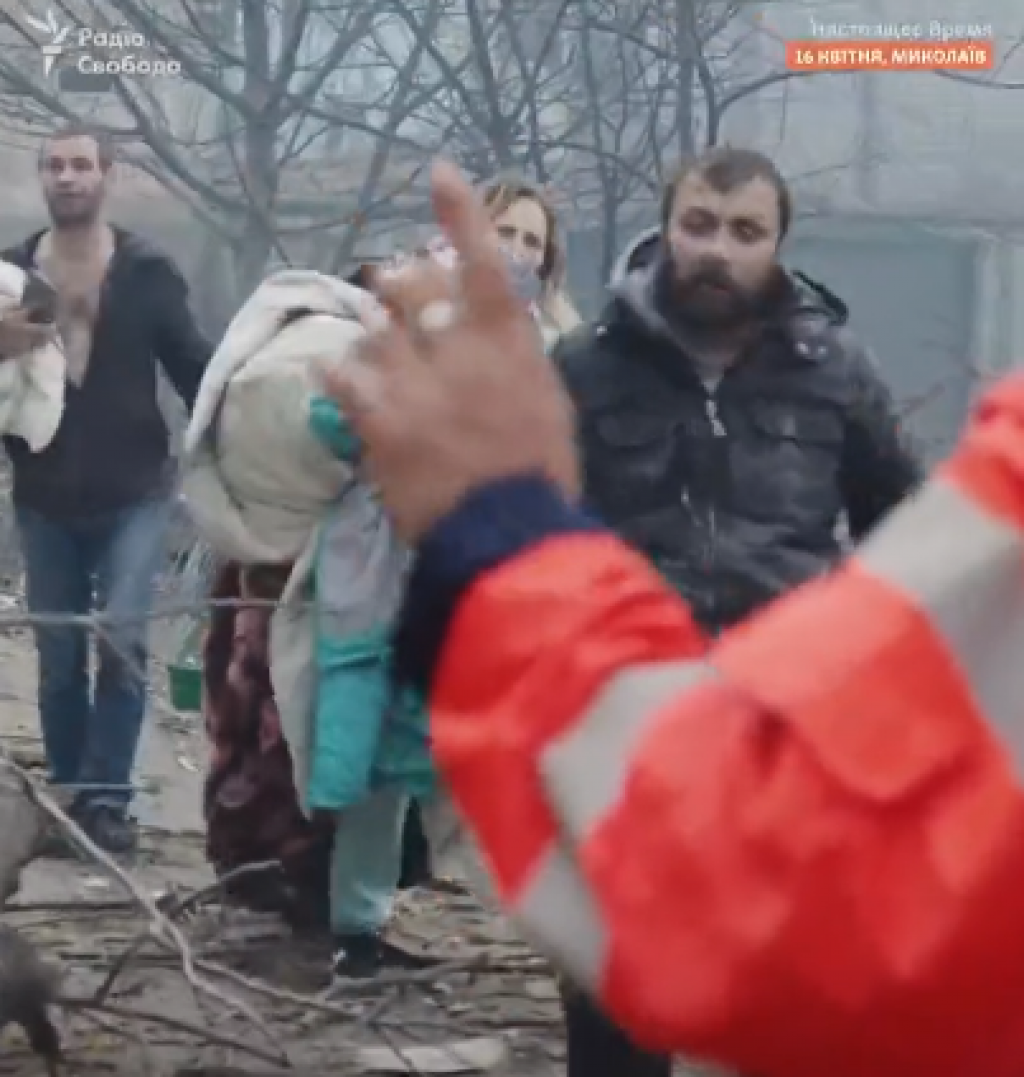 &lt;p&gt;Ljudi u šoku izlaze iz pogođene zgrade u Mikolajivu&lt;/p&gt;