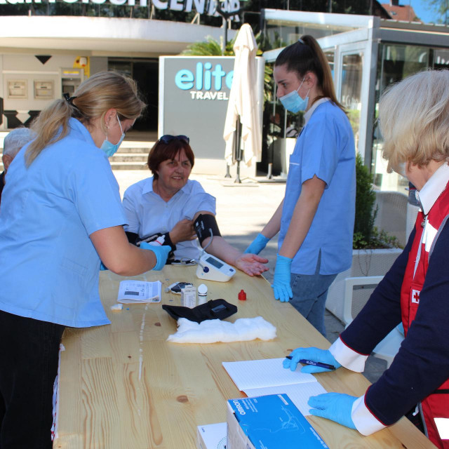 &lt;p&gt;Aktivisti Crvenog križa Dubrovnik mjere tlak i šećer u krvi&lt;/p&gt;