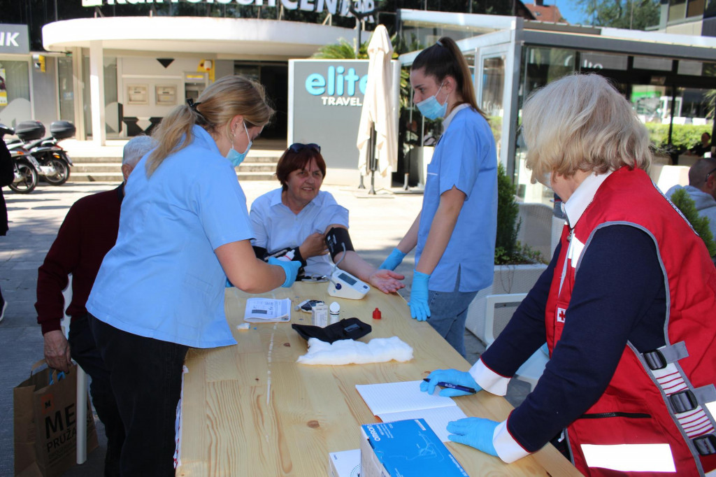 &lt;p&gt;Aktivisti Crvenog križa Dubrovnik mjere tlak i šećer u krvi&lt;/p&gt;