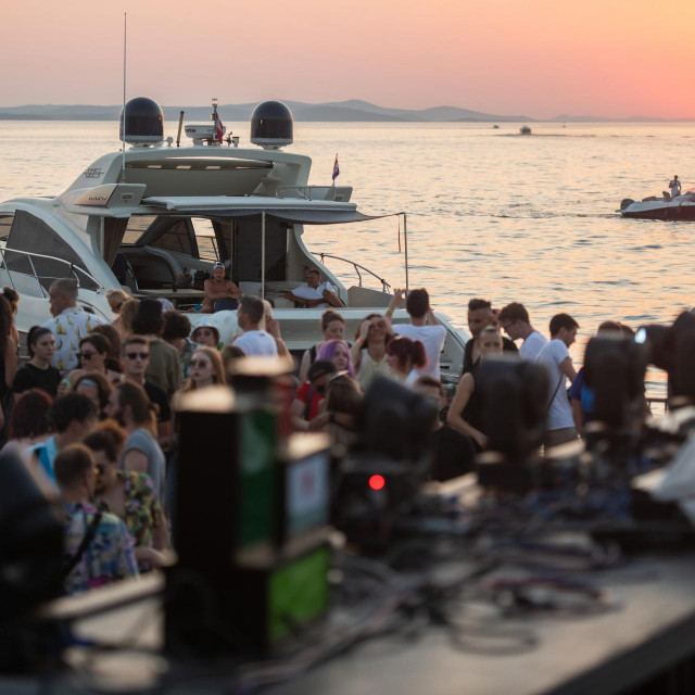 &lt;p&gt;Zadar, 300721&lt;br /&gt;
Veceras se na zadarskoj rivi kod instalacije Pozdrav Suncu odrzao Zadar Sunset Festival elektronske glazbe u organizaciji BSH Events, a u suradnji s Turistickom zajednicom Grada Zadra te lokalnim konceptom organizacije zabavnih dogadjanja Selected Croatia.&lt;br /&gt;
Na fotografiji: Zadar Sunset Festival.&lt;br /&gt;