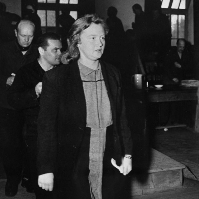 &lt;p&gt;Ilse Koch 1947. godine dolazi na suđenje na američki vojni sud, optužbe za abažure od ljudske kože nisu joj dokazane&lt;/p&gt;