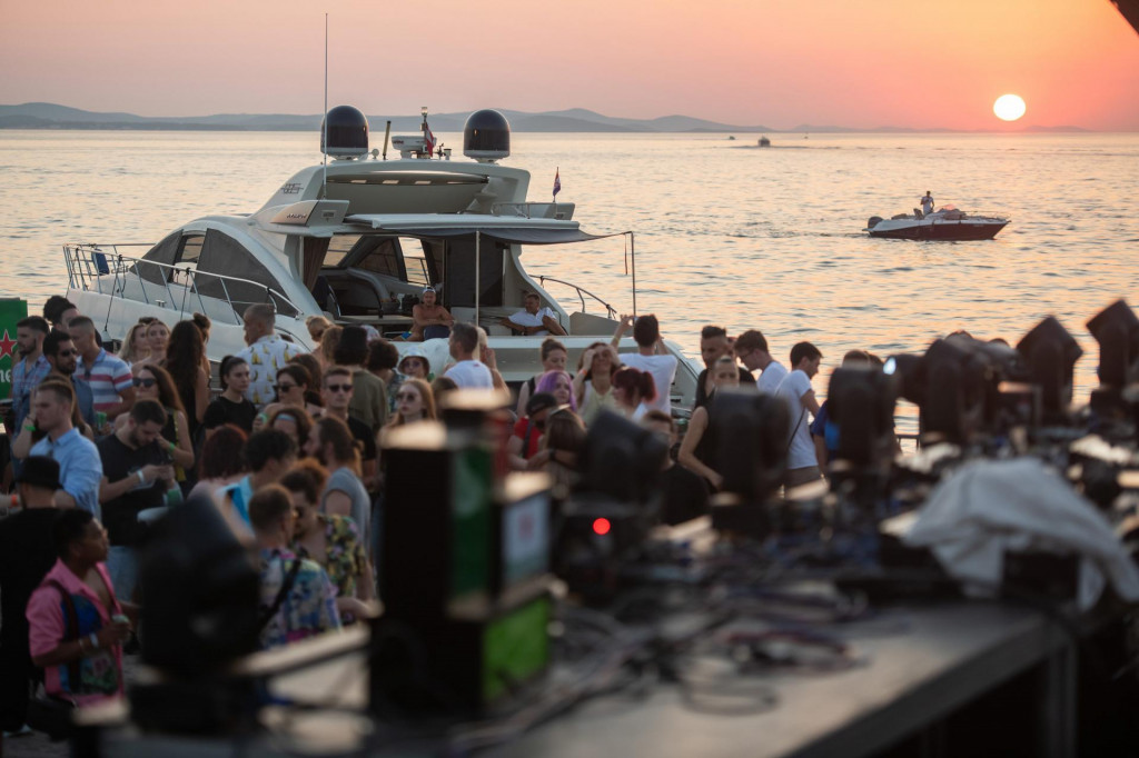 &lt;p&gt;Zadar, 300721&lt;br /&gt;
Veceras se na zadarskoj rivi kod instalacije Pozdrav Suncu odrzao Zadar Sunset Festival elektronske glazbe u organizaciji BSH Events, a u suradnji s Turistickom zajednicom Grada Zadra te lokalnim konceptom organizacije zabavnih dogadjanja Selected Croatia.&lt;br /&gt;
Na fotografiji: Zadar Sunset Festival.&lt;br /&gt;