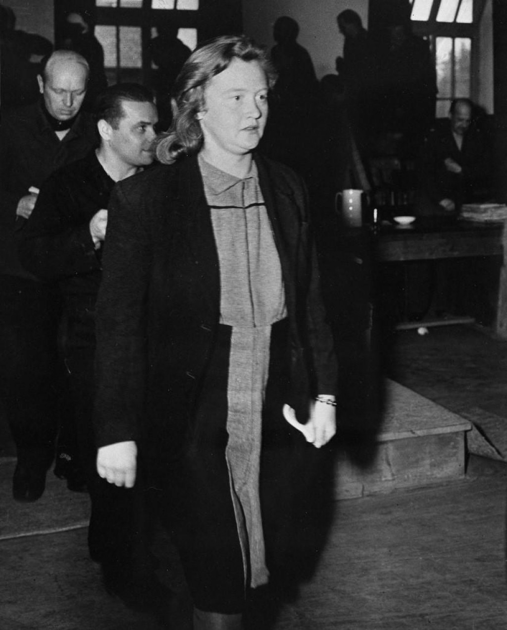 &lt;p&gt;Ilse Koch 1947. godine dolazi na suđenje na američki vojni sud, optužbe za abažure od ljudske kože nisu joj dokazane&lt;/p&gt;