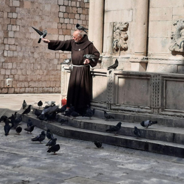 &lt;p&gt;Franjevac hrani golubove ispred Onofrijeve fontane&lt;/p&gt;