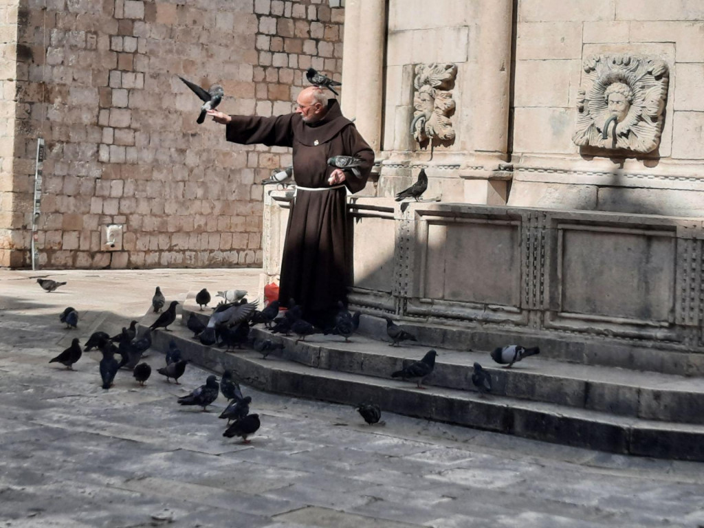 &lt;p&gt;Franjevac hrani golubove ispred Onofrijeve fontane&lt;/p&gt;