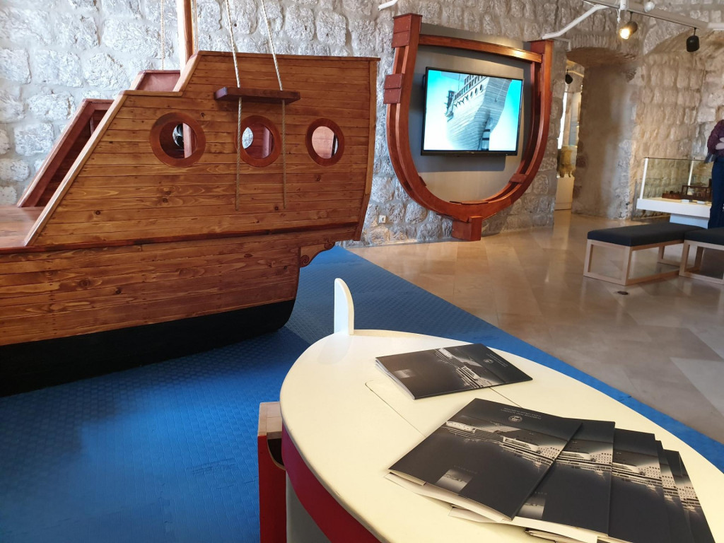 &lt;p&gt;U povodu Dana Europe i 150. obljetnice osnutka Dubrovačkih muzeja, Dubrovački muzeji u suradnji s Lučkom upravom Dubrovnik u Pomorskom muzeju predstavili su 3D animaciju dubrovačke karake u sklopu EU projekta ”Remember” i ”Programa prekogranične suradnje Italija-Hrvatska 2014–2020.”&lt;/p&gt;
