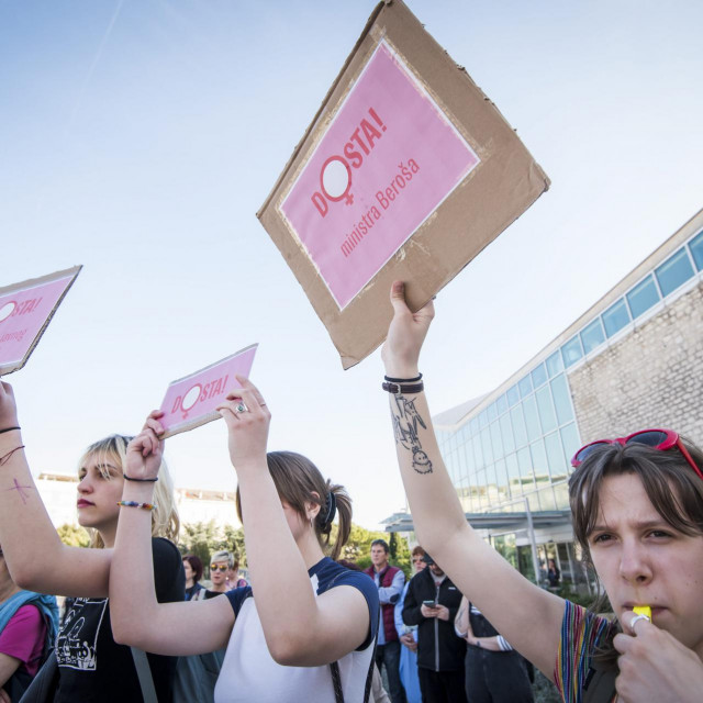 &lt;p&gt;&lt;br /&gt;
Na trgu Poljana održa prosvjed Dosta, u znak solidarnosti s Mirelom Čavajdom, te svim ženama kojima je uskraćen zakonski prekid trudnoće&lt;/p&gt;